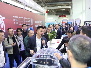 30载中国供热展盛大启幕，雷茨400㎡豪华展位重点展示磁悬浮压缩机